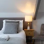 Bootham Court Grade Ii Duplex With Free Parking & Wi-fi - Sleeps 2-6 People