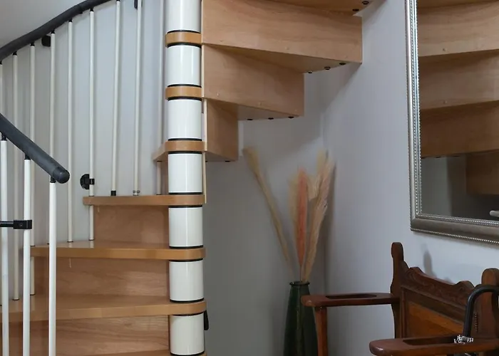 Bootham Court Grade Ii Duplex With Free Parking & Wi-fi - Sleeps 2-6 People