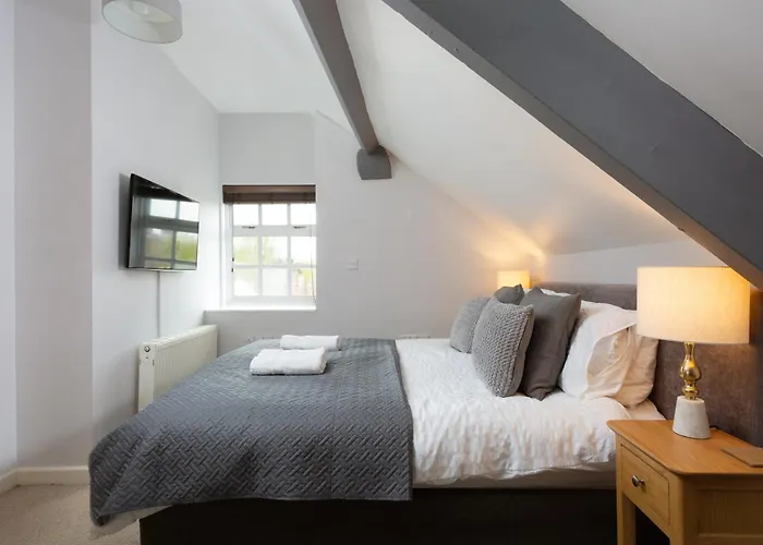 Bootham Court Grade Ii Duplex With Free Parking & Wi-fi - Sleeps 2-6 People *