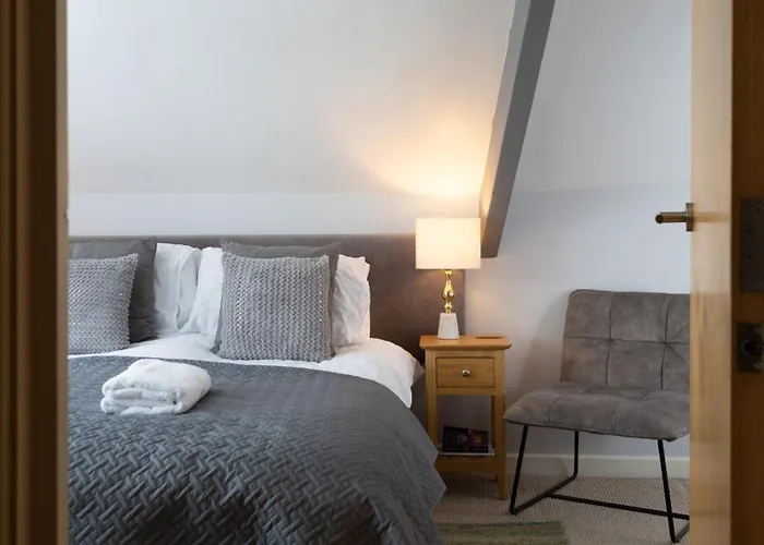 Bootham Court Grade Ii Duplex With Free Parking & Wi-fi - Sleeps 2-6 People *