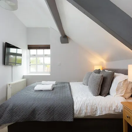 Bootham Court Grade Ii Duplex With Free Parking & Wi-fi - Sleeps 2-6 People *
