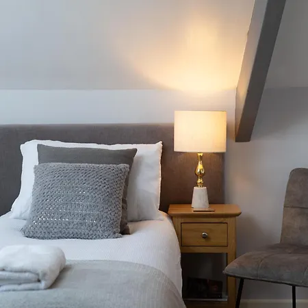 Bootham Court Grade Ii Duplex With Free Parking & Wi-fi - Sleeps 2-6 People